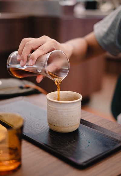 拿着土耳其茶杯的男人
